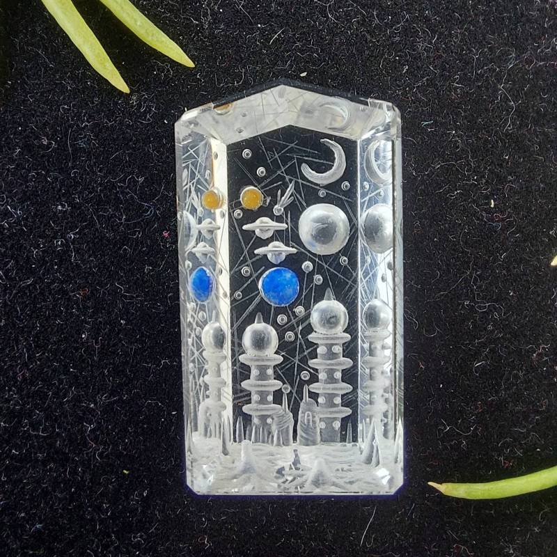 Erstaunlicher Handgefertigter Kristall Im Fantasieschliff Mit Lapis Und Tigerquarz Schnitzerei. Gewicht 21, 90 Karat. Größe 24.6x13.2x6.7 Mm von GEMSTECH