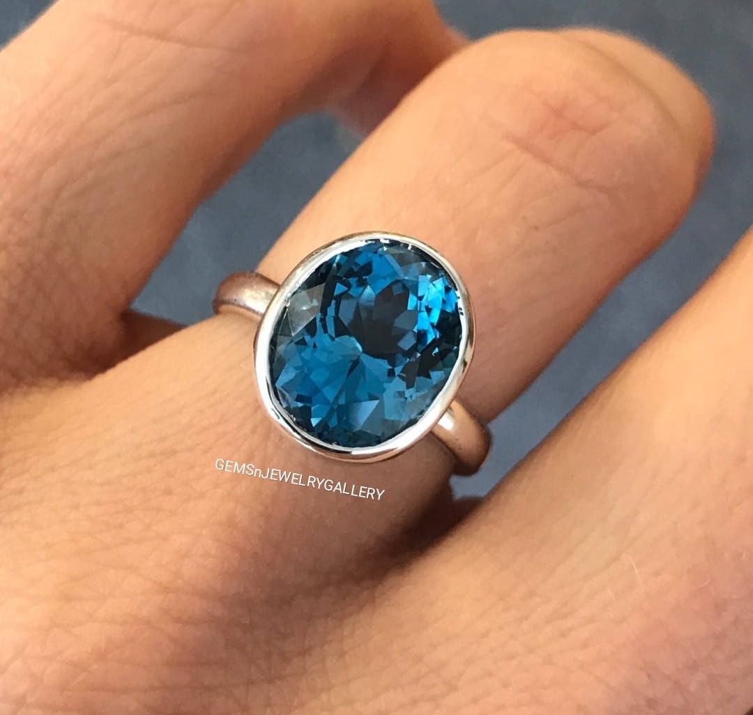 Echter London Blue Topaz Ring, Oval Cut Edelstein, Dezember Geburtsstein, Sterling Silber Solitär Jahrestag 10×12mm Edelstein von GEMSnJEWELRYGALLERY