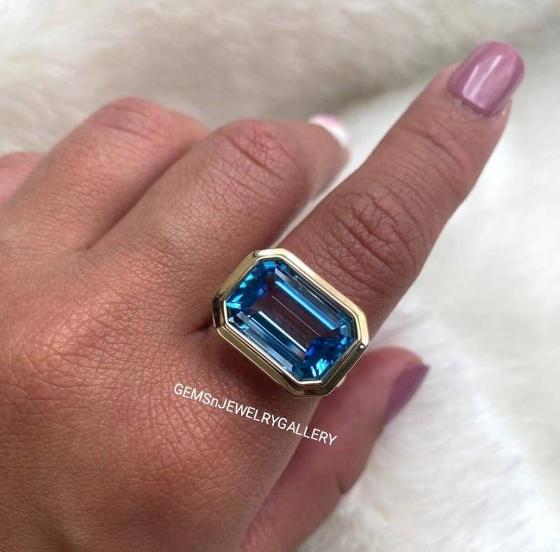 Geniune Schweizer Blautopas Ring, Massives Silber, 10×14mm Smaragdschliff Edelstein, Blauer Jubiläumsring von GEMSnJEWELRYGALLERY