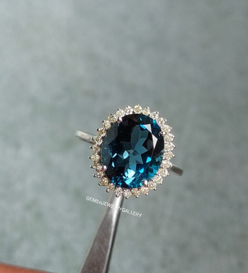 Großer London Blue Topaz Ring, Oval Cut Edelstein, Dezember Geburtsstein, Massiver Silber Heiligenschein Jahrestag Akzent Stein Moissanit von GEMSnJEWELRYGALLERY