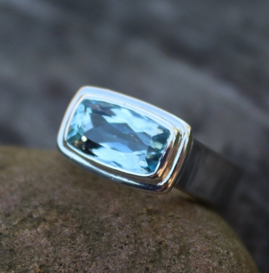 Himmelblauer Topas Ring, Kissenschliff Edelstein Ost West Massiv Silber Dezember Geburtsstein Blautopas Jahrestag Ring von GEMSnJEWELRYGALLERY