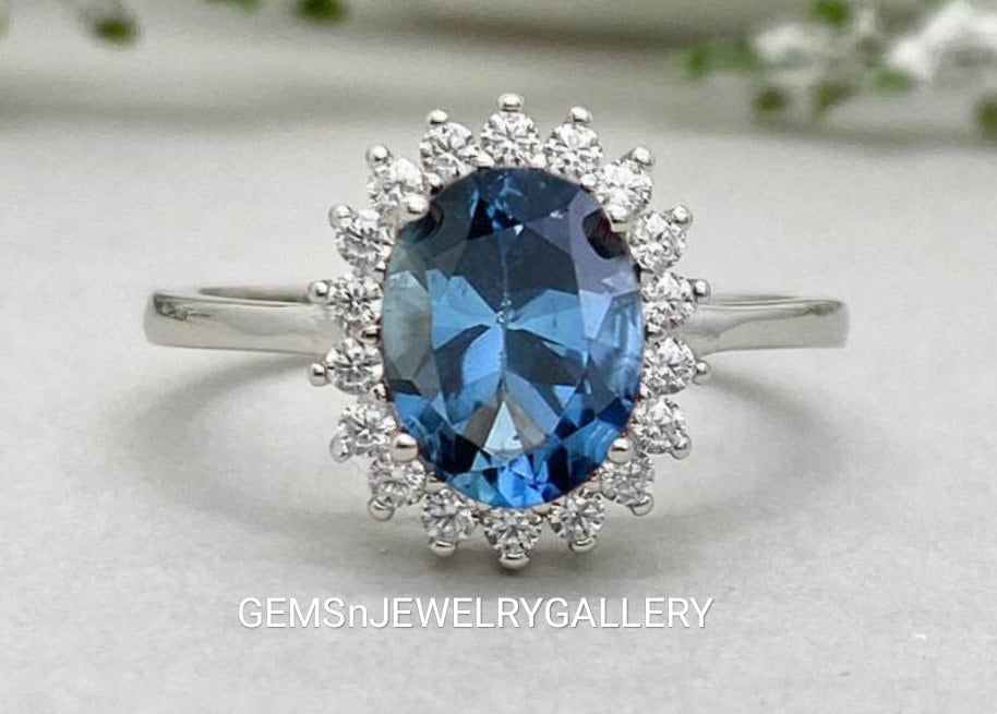 Natürlicher London Blue Topas Ring, Oval Cut Edelstein, Dezember Geburtsstein, Sterling Silber Solitär Jahrestag Ring von GEMSnJEWELRYGALLERY