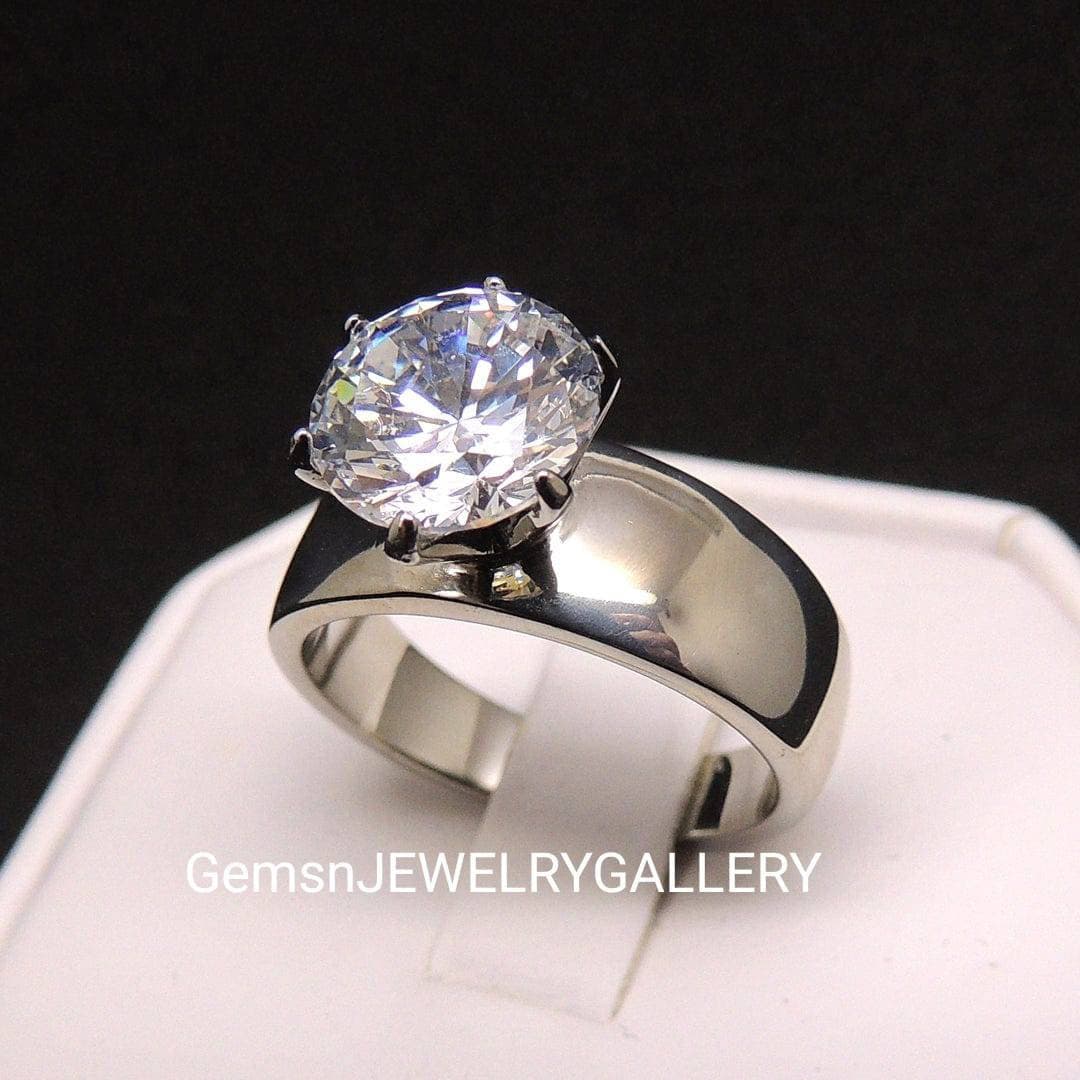 Toller Weißer Moissanit Ring, Massiver Silber Solitär 10mm Rundring, Jubiläumsring von GEMSnJEWELRYGALLERY