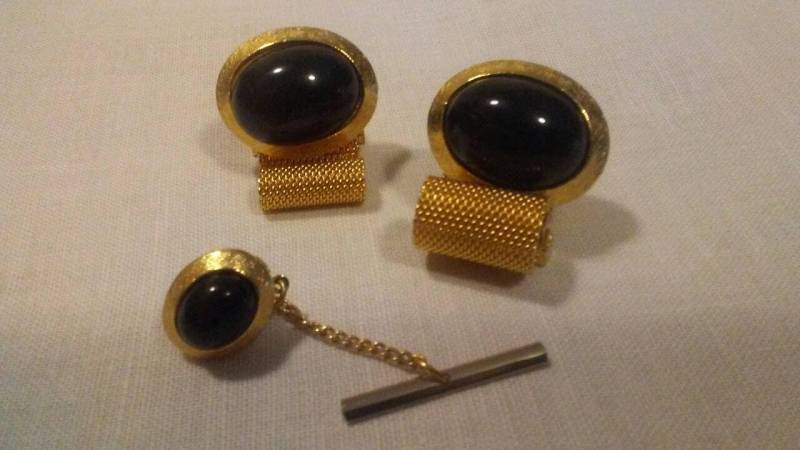 Dante Gold Ton Mesh Schwarz Lucite Cabachon Manschettenknöpfe Und Krawatte Pin Set von GENEVEVES