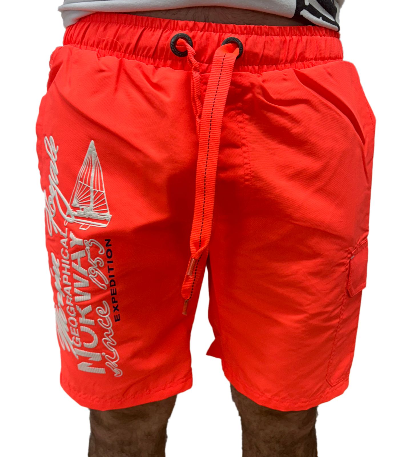 GEOGRAPHICAL NORWAY Herren Schwimm-Hose mit Print und Farbakzenten Badehose stylische Schwimm-Shorts 001 Orange GEOGRAPHICAL NORWAY Herren Schwimm-Hose mit Print und Farbakzenten Badehose stylische Schwimm-Shorts 001 Orange von GEOGRAPHICAL NORWAY
