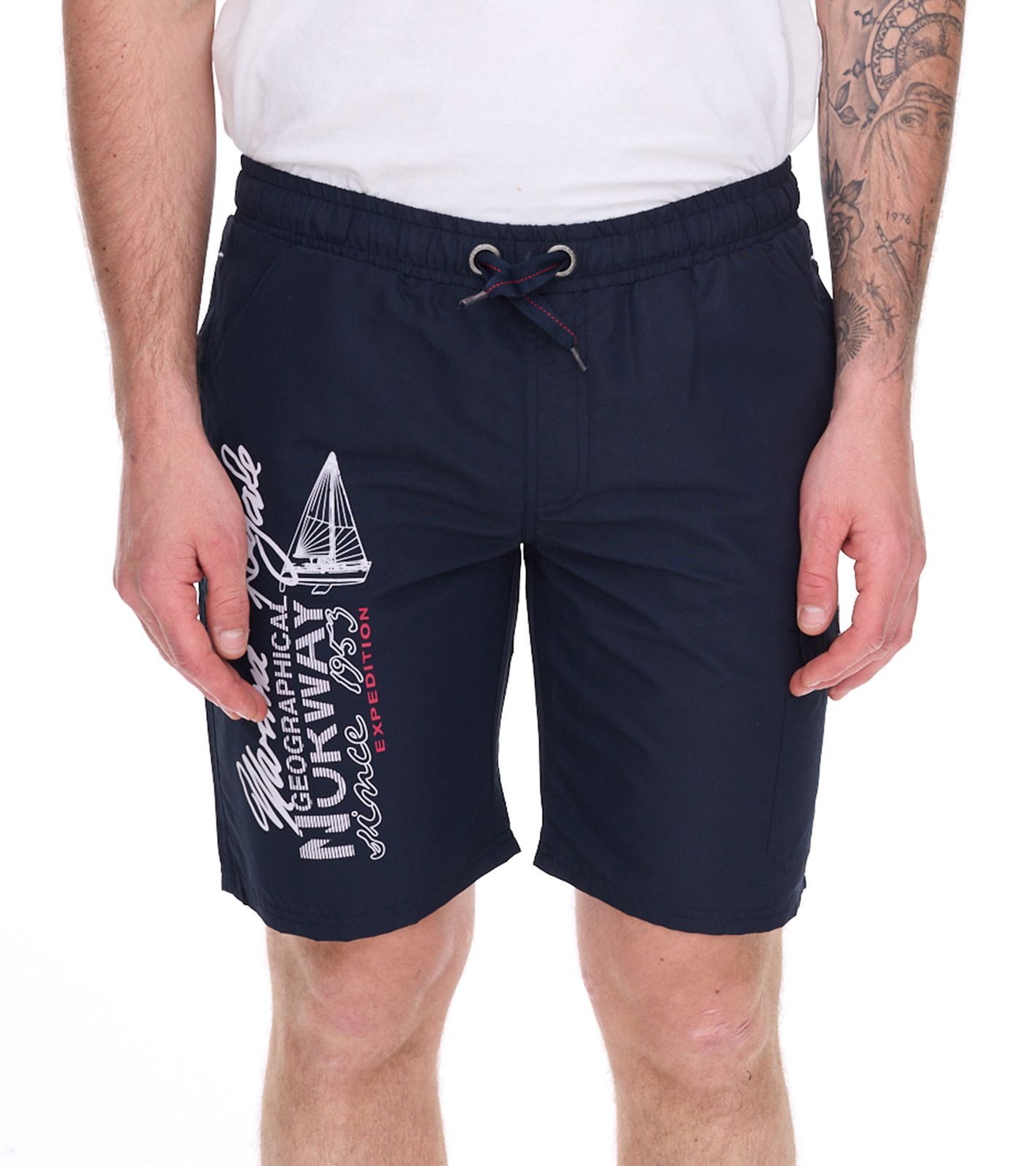 GEOGRAPHICAL NORWAY Quara Herren Badehose Schwimm-Hose mit Logo-Print Bade-Shorts mit Taschen Schwimm-Shorts 001 Navy GEOGRAPHICAL NORWAY Quara Herren Badehose Schwimm-Hose mit Logo-Print Bade-Shorts mit Taschen Schwimm-Shorts 001 Navy von GEOGRAPHICAL NORWAY