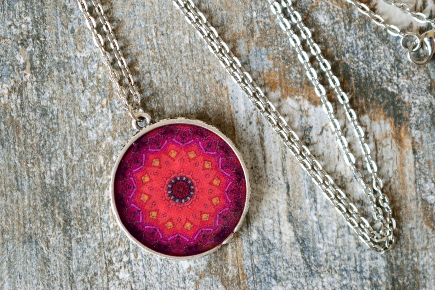 Rosa Lünette Halskette, Mandala Harz-Halskette, Kette, Silber Halskette Rosa Lünette Halskette, Mandala Harz-Halskette, Kette, Silber Halskette von GFMODE