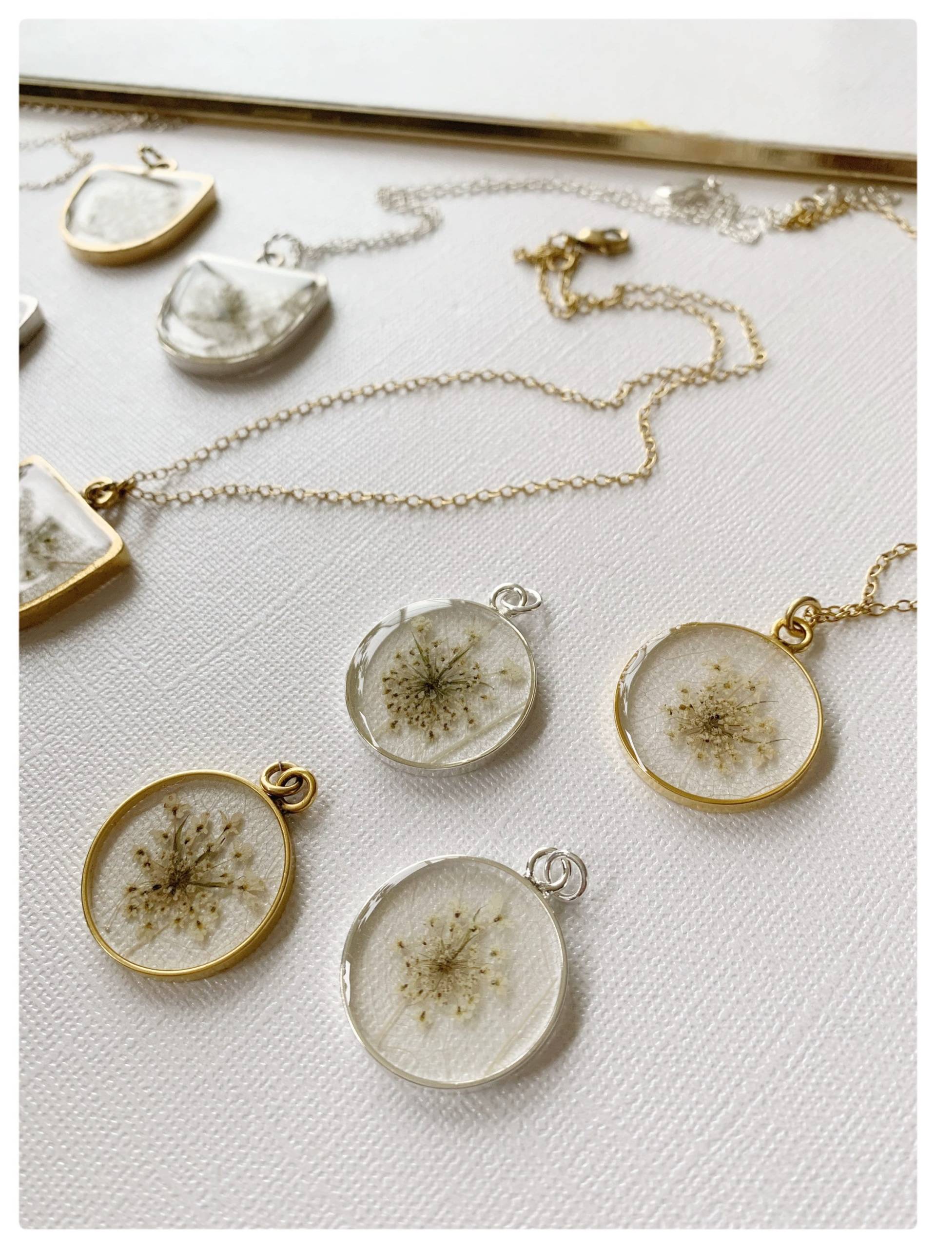 Echte Gepresste Blume Halskette Queen Anne's Lace W/Skelett Magnolie Blatt Gold Oder Silber Offene Lünette in Verstellbare Kette Zierliches Echte Gepresste Blume Halskette Queen Anne's Lace W/Skelett Magnolie Blatt Gold Oder Silber Offene Lünette in Verstellbare Kette Zierliches von GGJewelsBlooms
