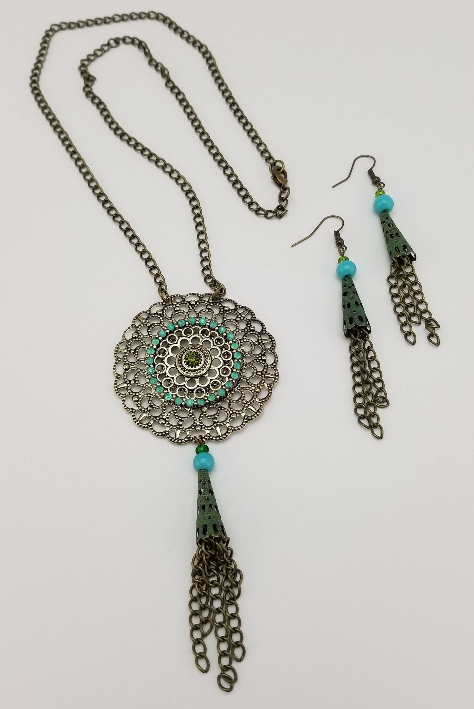 Halskette Und Ohrring Set. Baumelnde Kette Glasperlen Verzieren Dieses Traumhaft Schöne Set Im Boho Stil Halskette Und Ohrring Set. Baumelnde Kette Glasperlen Verzieren Dieses Traumhaft Schöne Set Im Boho Stil von GGRosaryDesigns