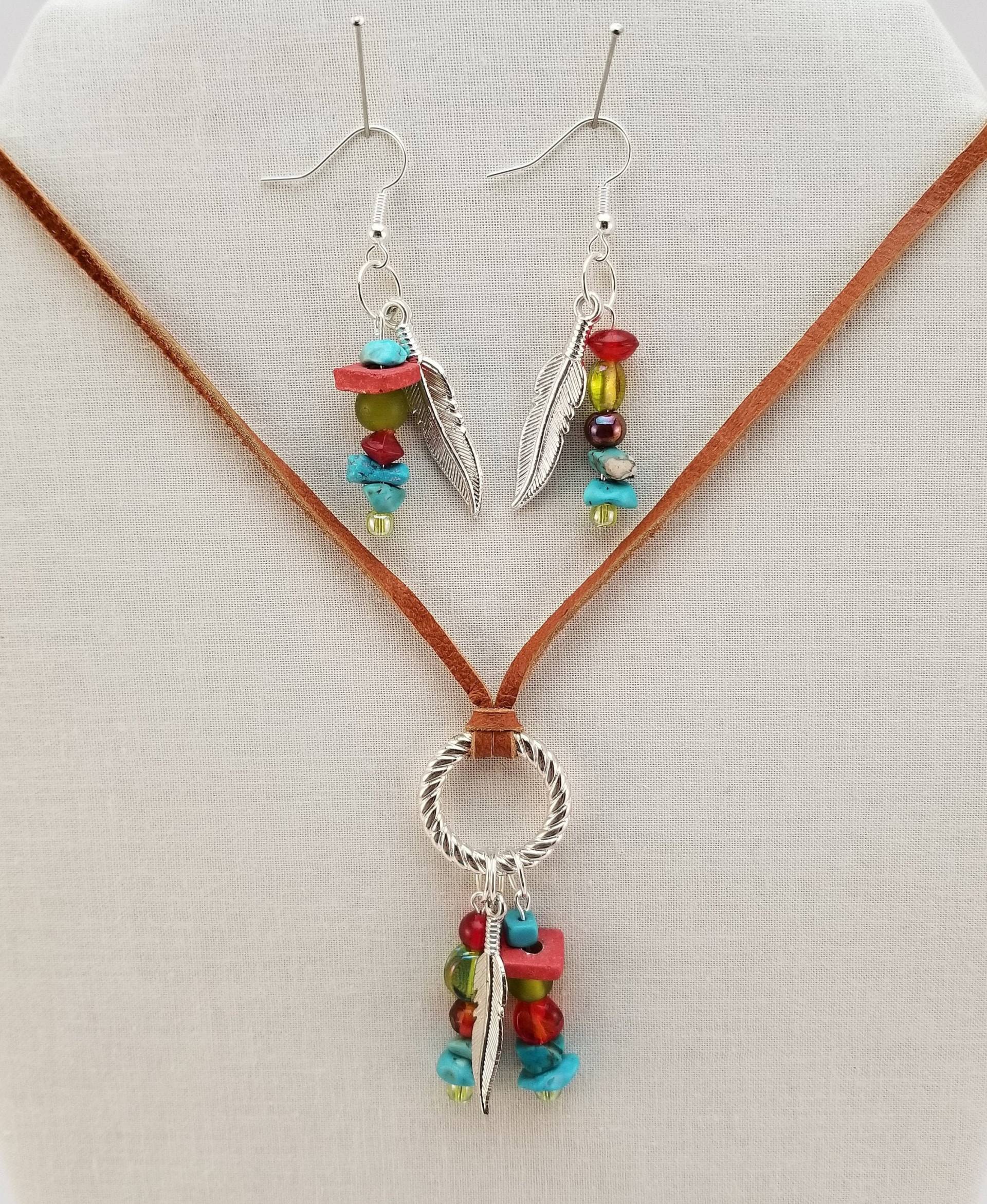 Lederkette Und Ohrringe Im Set Federknebel, Bunte Perlen Lederkette Und Ohrringe Im Set Federknebel, Bunte Perlen von GGRosaryDesigns