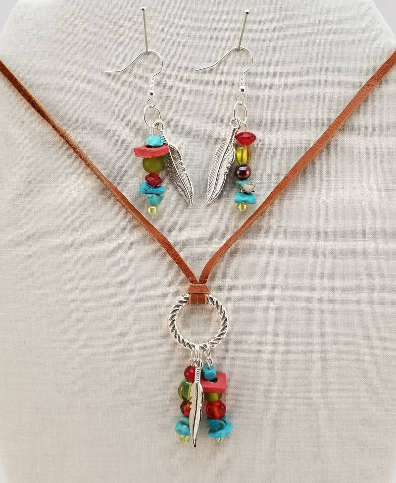 Lederkette Und Ohrringe Im Set Federknebel, Bunte Perlen Lederkette Und Ohrringe Im Set Federknebel, Bunte Perlen von GGRosaryDesigns