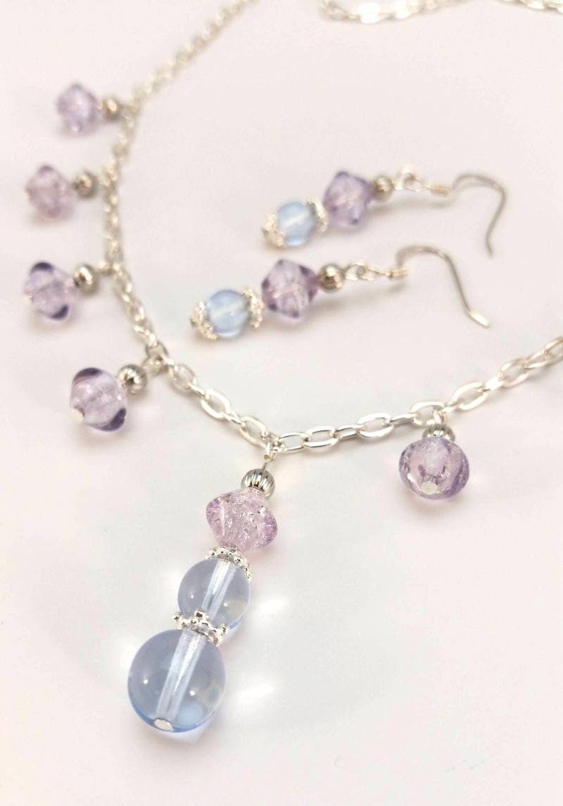 Halskette Und Ohrringe Im Set. Zierliche Hell Blau Lila Perlen Ohrring Set von GGRosaryDesigns