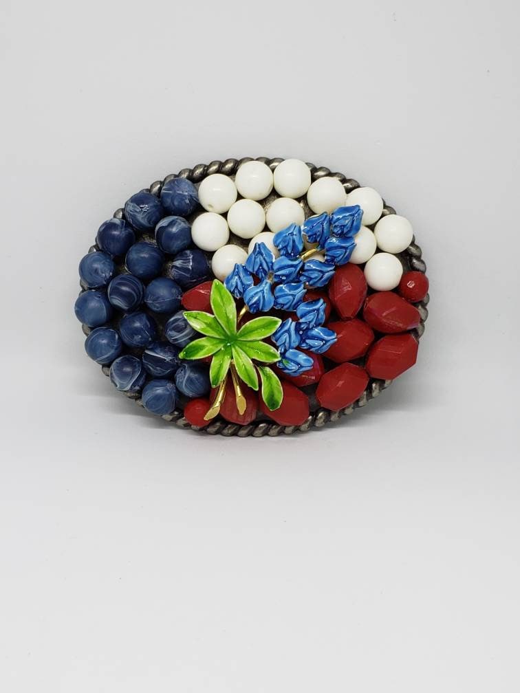Gürtelschnalle Handgefertigt Aus Einem Vintage Schmuck-Unikat. Texas Rote, Weiße Und Blaue Mützen. Leben in Texas Gürtelschnalle Handgefertigt Aus Einem Vintage Schmuck-Unikat. Texas Rote, Weiße Und Blaue Mützen. Leben in Texas von GGsFashion