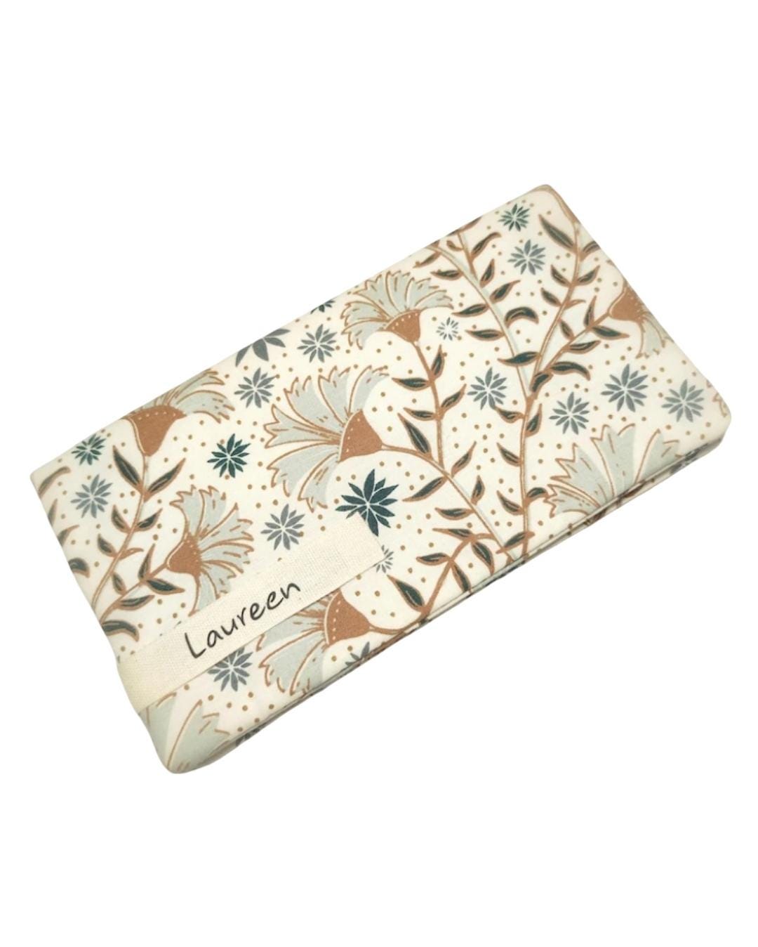 Scheckhefthalter, Scheckheftschutz, Scheckhefthülle Mit Beigem Blumenmuster, Personalisierbares Geschenk Für Frauen, Weihnachtsgeschenk Frauen Scheckhefthalter, Scheckheftschutz, Scheckhefthülle Mit Beigem Blumenmuster, Personalisierbares Geschenk Für Frauen, Weihnachtsgeschenk Frauen von GHome27