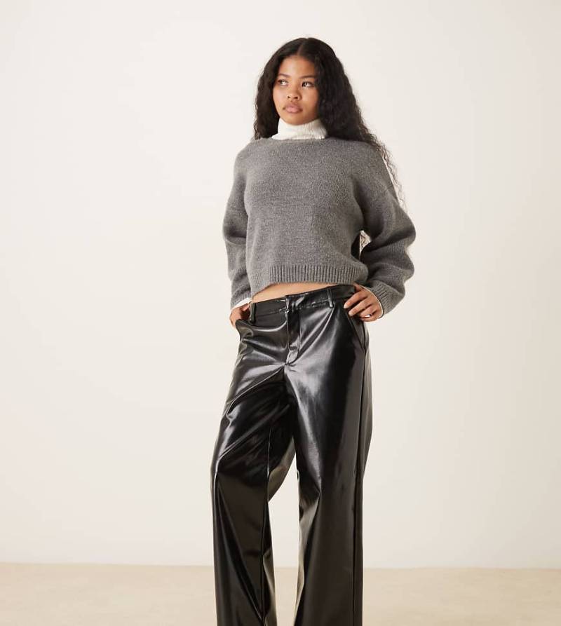 Gina Tricot Petite - Beschichtete Kunstleder-Hose mit geradem Bein in Schwarz von GINA TRICOT Petite