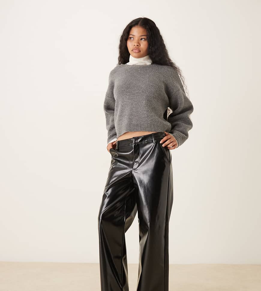 Gina Tricot Petite - Beschichtete Kunstleder-Hose mit geradem Bein in Schwarz von GINA TRICOT Petite