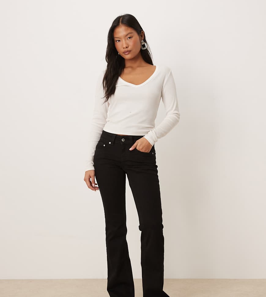 Gina Tricot Petite - Bootcut-Jeans in Schwarz mit niedrigem Bund von GINA TRICOT Petite