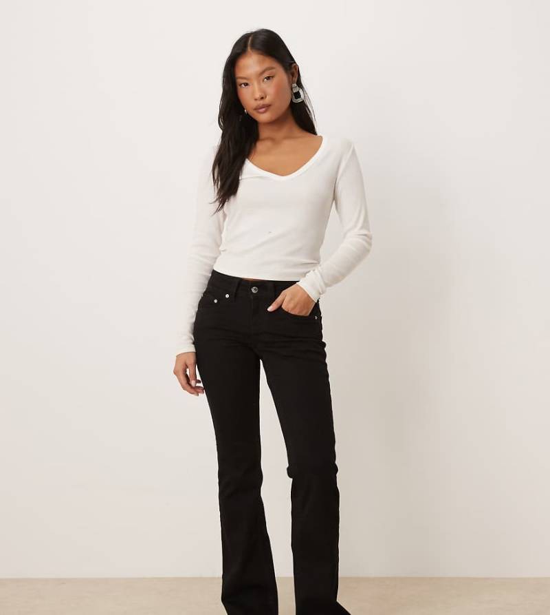 Gina Tricot Petite - Bootcut-Jeans in Schwarz mit niedrigem Bund von GINA TRICOT Petite