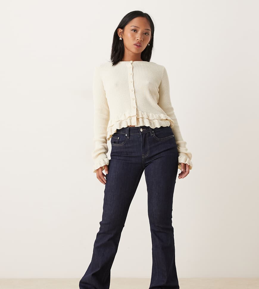 Gina Tricot Petite - Bootcut-Jeans in dunkler indigoblauer Waschung mit niedrigem Bund Gina Tricot Petite - Bootcut-Jeans in dunkler indigoblauer Waschung mit niedrigem Bund von GINA TRICOT Petite