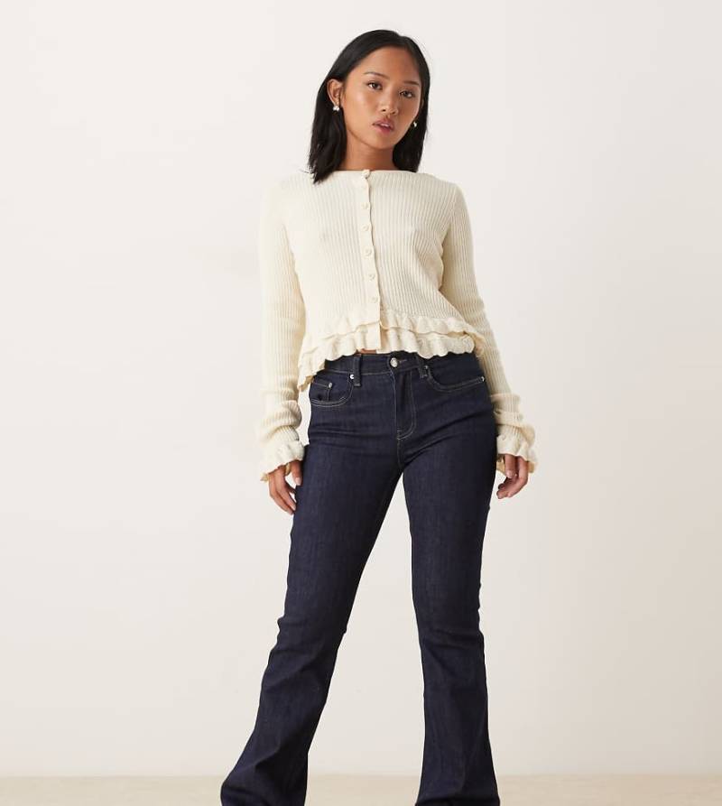 Gina Tricot Petite - Bootcut-Jeans in dunkler indigoblauer Waschung mit niedrigem Bund von GINA TRICOT Petite