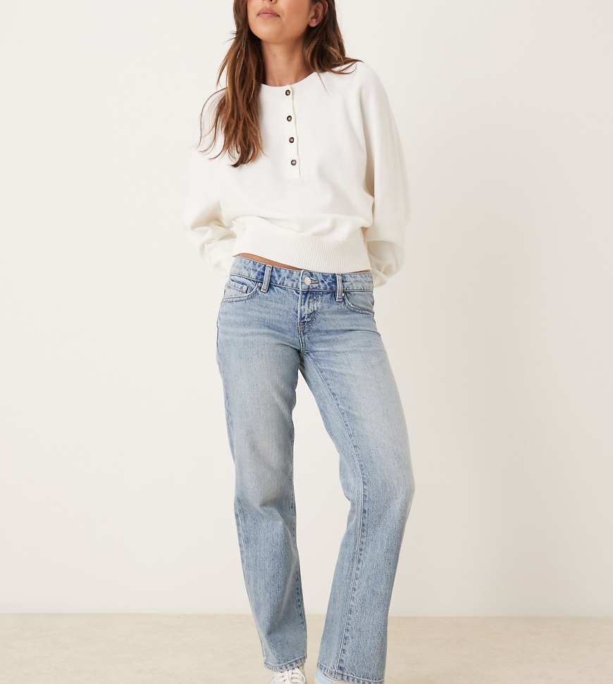 Gina Tricot Petite - Gerade geschnittene Jeans in verwaschenem Vintage-Hellblau mit niedrigem Bund Gina Tricot Petite - Gerade geschnittene Jeans in verwaschenem Vintage-Hellblau mit niedrigem Bund von GINA TRICOT Petite