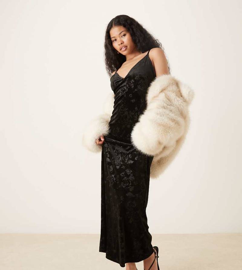 Gina Tricot Petite - Maxikleid aus Jacquard-Samt in Schwarz mit Rosenmuster von GINA TRICOT Petite