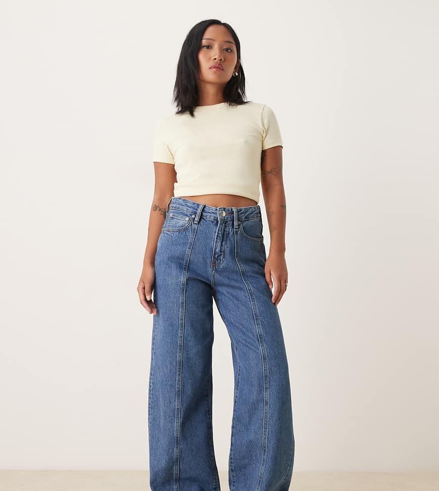 Gina Tricot Petite - Weit geschnittene Jeans in mittelblauer Waschung mit Ziernaht vorne Gina Tricot Petite - Weit geschnittene Jeans in mittelblauer Waschung mit Ziernaht vorne von GINA TRICOT Petite