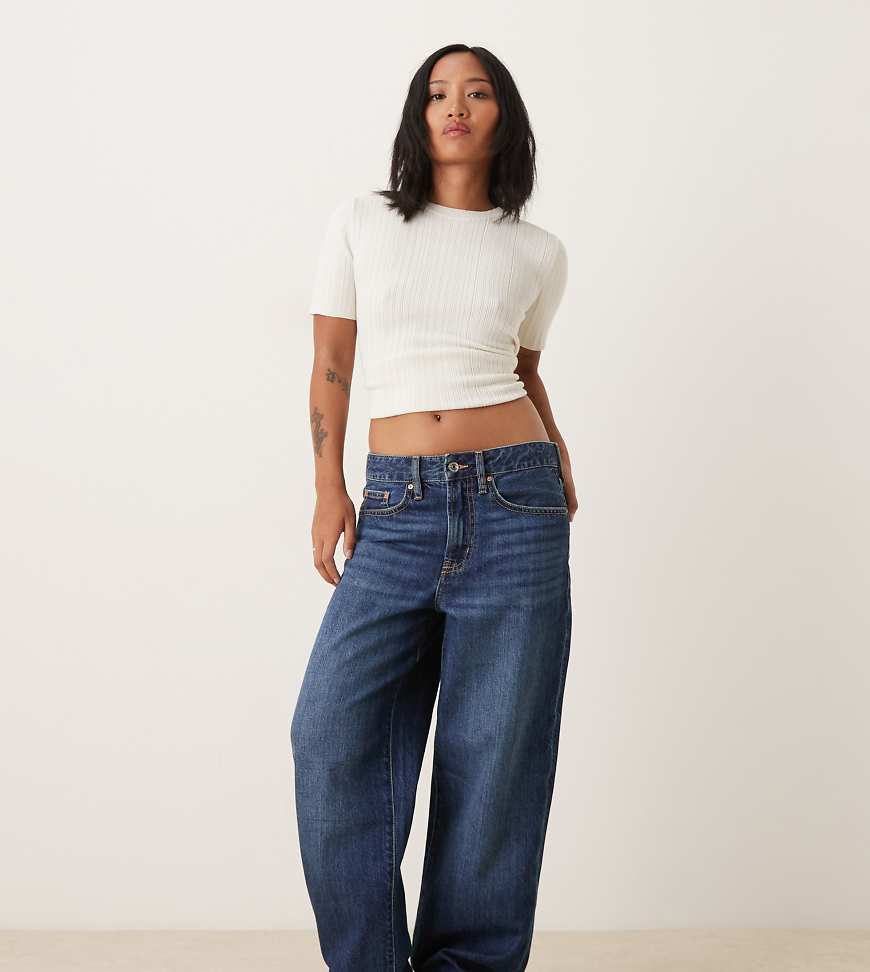 Gina Tricot Petite - Weite Barrel-Jeans in dunkelblauer Waschung mit niedrigem Bund-Marineblau Gina Tricot Petite - Weite Barrel-Jeans in dunkelblauer Waschung mit niedrigem Bund-Marineblau von GINA TRICOT Petite