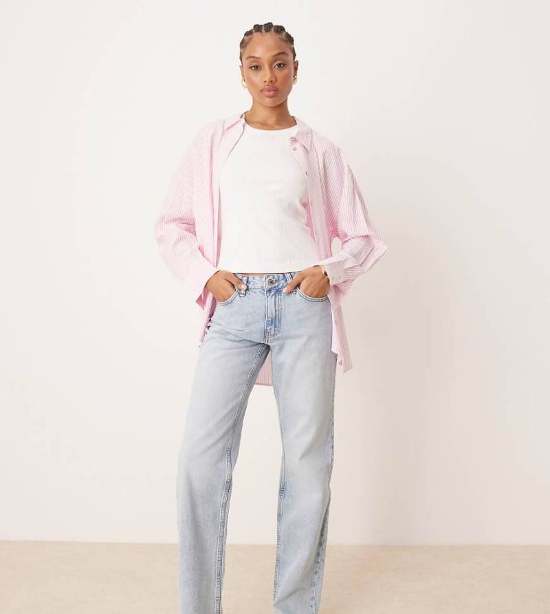 Gina Tricot Tall - Jeans in hellblauer Waschung mit geradem Schnitt und tiefem Bund Gina Tricot Tall - Jeans in hellblauer Waschung mit geradem Schnitt und tiefem Bund von GINA TRICOT Tall