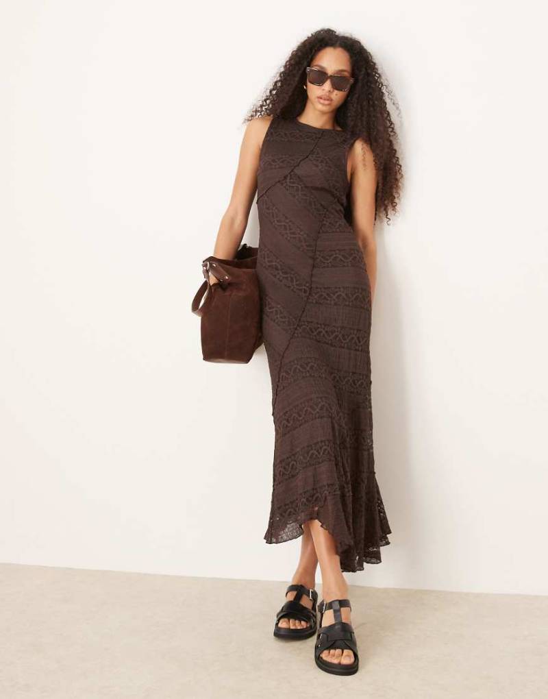 Gina Tricot - Ärmelloses Midikleid in Braun mit Einsätzen aus antiker Spitze und asymmetrischem Saum von GINA TRICOT