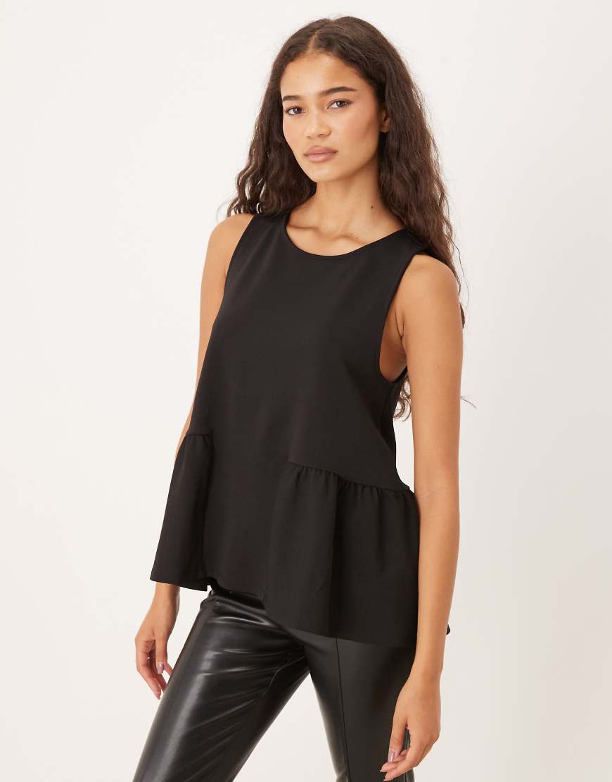 Gina Tricot - Ärmelloses Schößchenoberteil in Schwarz Gina Tricot - Ärmelloses Schößchenoberteil in Schwarz von GINA TRICOT
