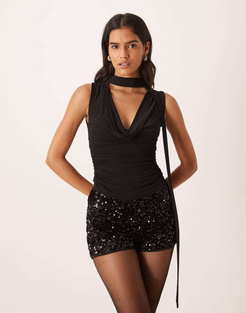 Gina Tricot - Asymmetrisches, drapiertes Oberteil in Schwarz Gina Tricot - Asymmetrisches, drapiertes Oberteil in Schwarz von GINA TRICOT