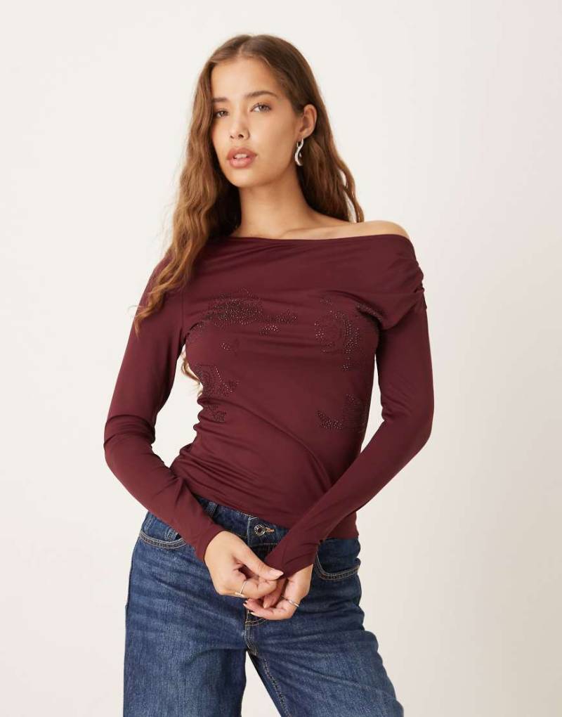 Gina Tricot - Asymmetrisches Oberteil in Burgunderrot mit Strass-Blumenmotiv von GINA TRICOT