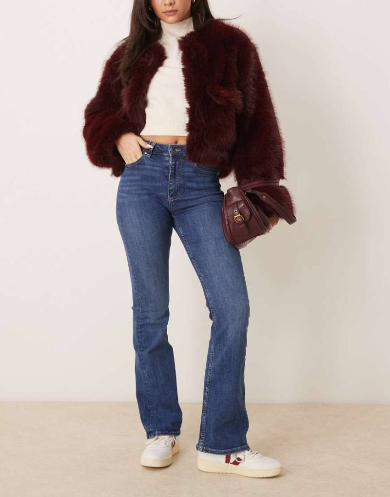 Gina Tricot - Ausgestellte Stretch-Jeans mit Waschung in kräftigem Blau und hohem Bund von GINA TRICOT