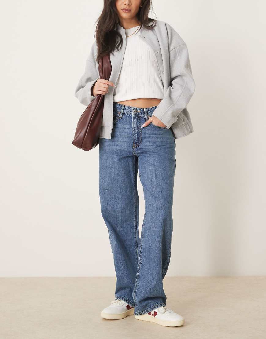 Gina Tricot - Baggy-Jeans in mittelblauer Waschung mit niedrigem Bund von GINA TRICOT