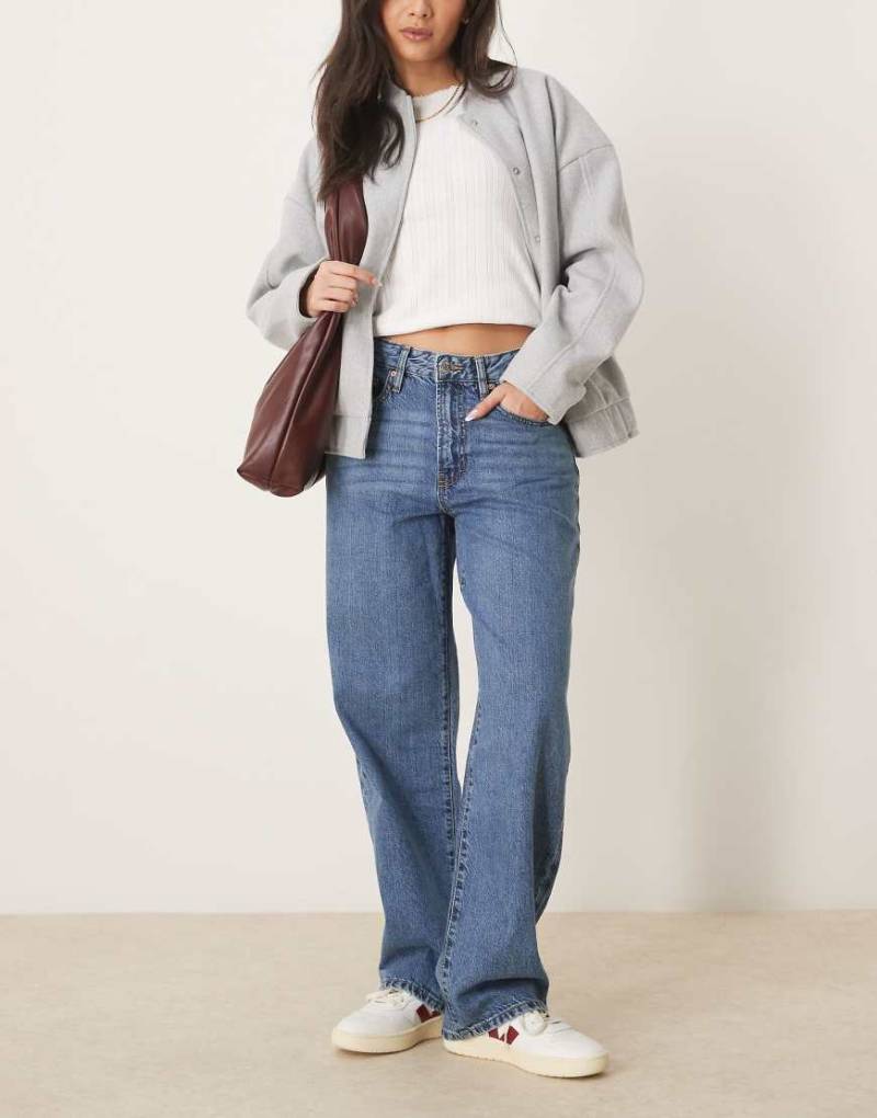 Gina Tricot - Baggy-Jeans in mittelblauer Waschung mit niedrigem Bund von GINA TRICOT