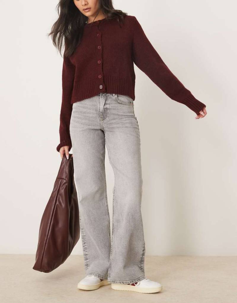 Gina Tricot - Bequeme Jeans in hellgrauer Waschung mit weitem Bein von GINA TRICOT