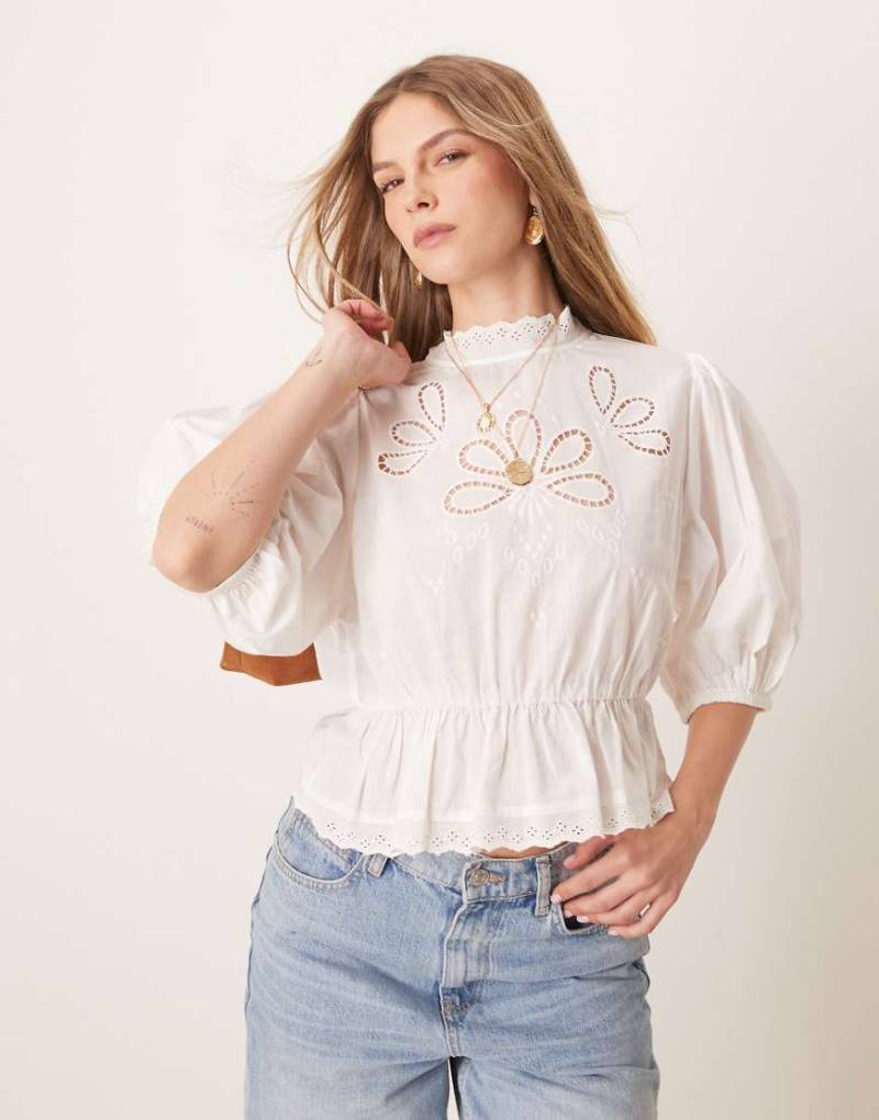 Gina Tricot - Bluse in Weiß mit Puffärmeln und Cut-Out-Stickerei vorne von GINA TRICOT
