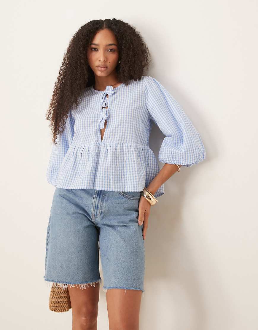 Gina Tricot - Bluse mit mittellangen Ärmeln, Bindeband vorne und Vichy-Karos in Hellblau und Weiß-Bunt von GINA TRICOT