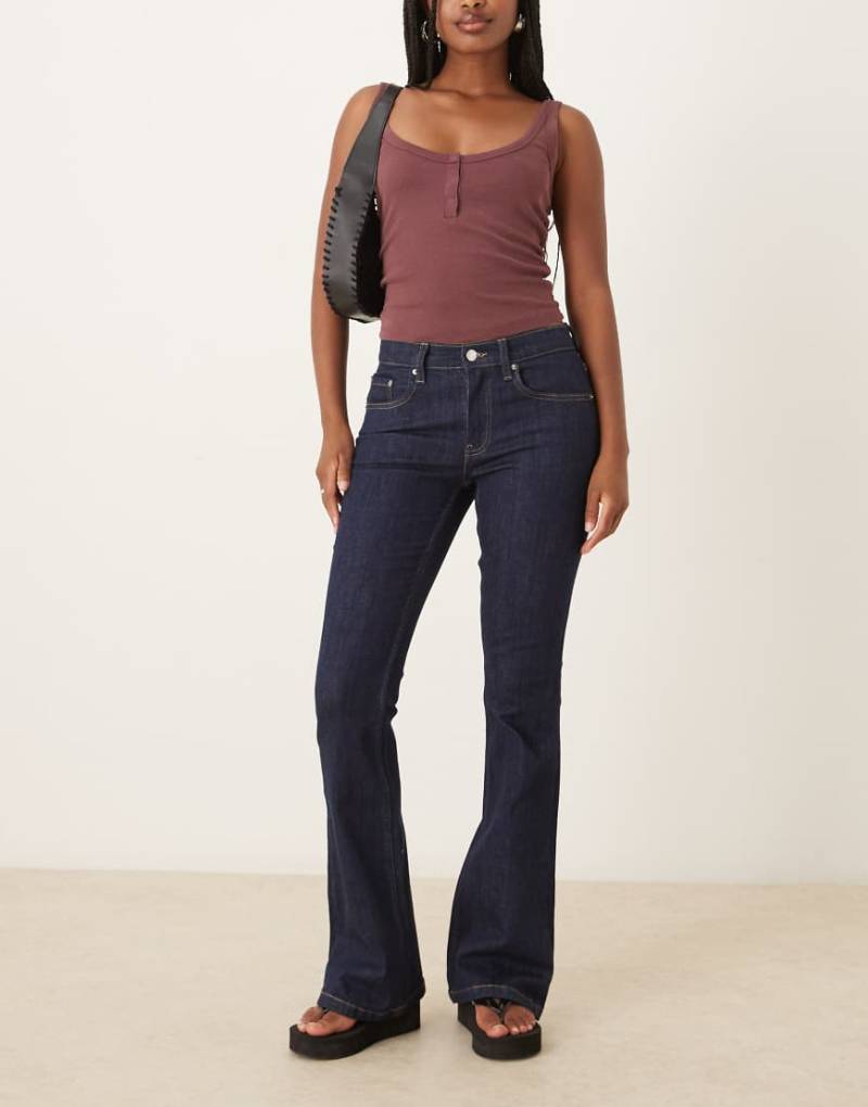 Gina Tricot - Bootcut-Jeans in dunklem Indigoblau mit niedrigem Bund von GINA TRICOT