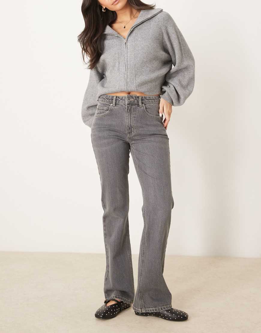Gina Tricot - Bootcut-Stretch-Jeans in verwaschenem Grau mit mittelhohem Bund von GINA TRICOT