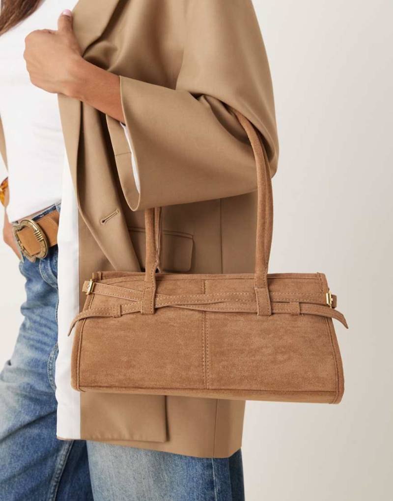 Gina Tricot - Bowling-Schultertasche aus Wildlederimitat in Camel mit langen Henkeln und Schnallendetail-Braun von GINA TRICOT