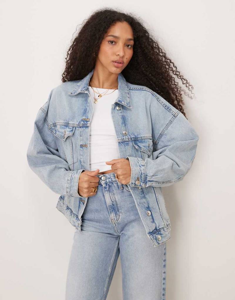 Gina Tricot - Boyfriend-Jeansjacke in verwaschenem Hellblau mit Oversize-Schnitt von GINA TRICOT