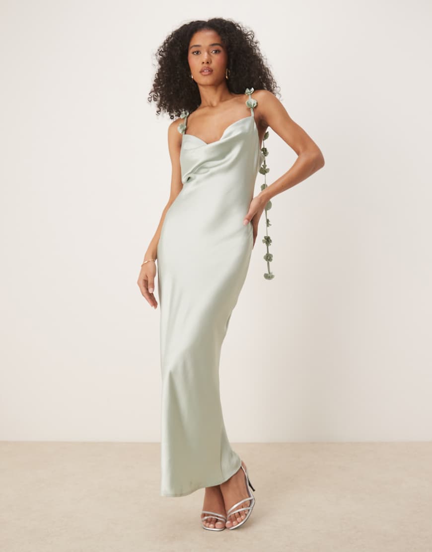 Gina Tricot - Midikleid aus Satin in hellem Salbeigrün mit Wasserfallausschnitt und 3D-Blumenapplikation Gina Tricot - Midikleid aus Satin in hellem Salbeigrün mit Wasserfallausschnitt und 3D-Blumenapplikation von GINA TRICOT