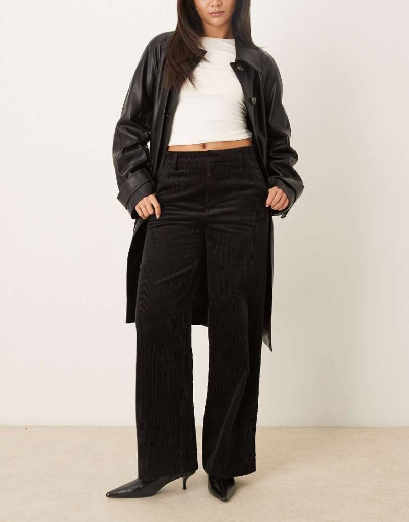 Gina Tricot - Cordhose mit hoher Taille in Schwarz von GINA TRICOT