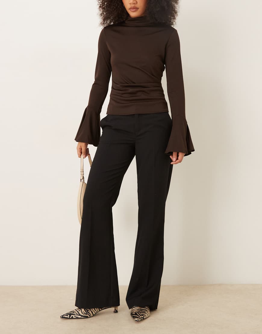 Gina Tricot - Elegante Bootcut-Hose mit Relaxed Fit in Schwarz, niedrigem Bund und Bundfalten von GINA TRICOT