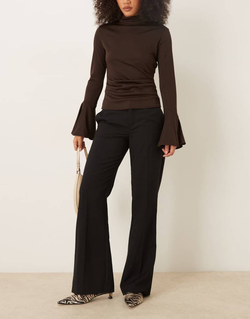 Gina Tricot - Elegante Bootcut-Hose mit Relaxed Fit in Schwarz, niedrigem Bund und Bundfalten von GINA TRICOT