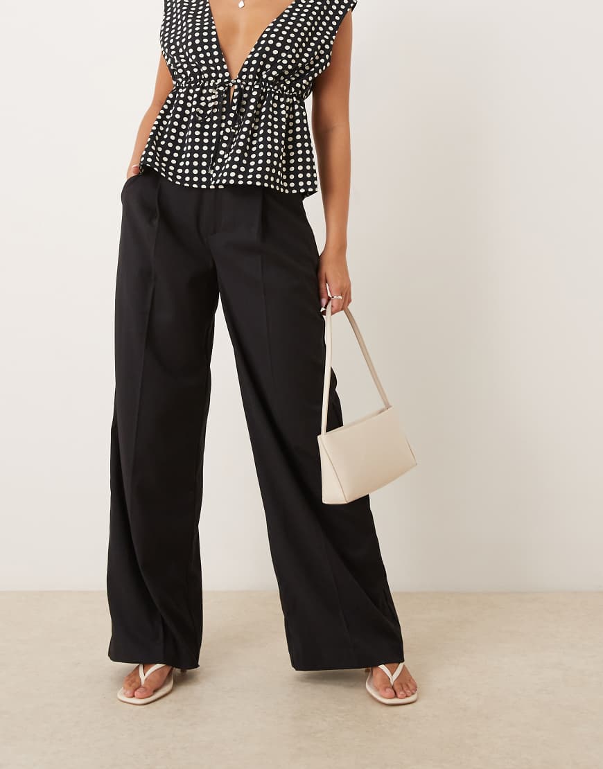 Gina Tricot - Elegante Hose in Schwarz mit hohem Bund und weitem Bein von GINA TRICOT