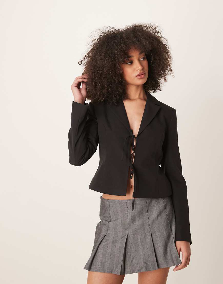 Gina Tricot - Eleganter Blazer in Schwarz mit kurzem Schnitt und Schleifendetail vorn Gina Tricot - Eleganter Blazer in Schwarz mit kurzem Schnitt und Schleifendetail vorn von GINA TRICOT