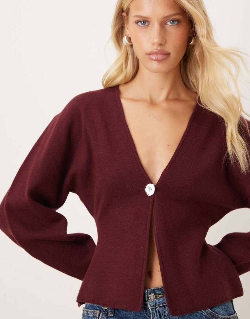 Gina Tricot - Figurbetonte, geformte Strickjacke in Burgunderrot von GINA TRICOT